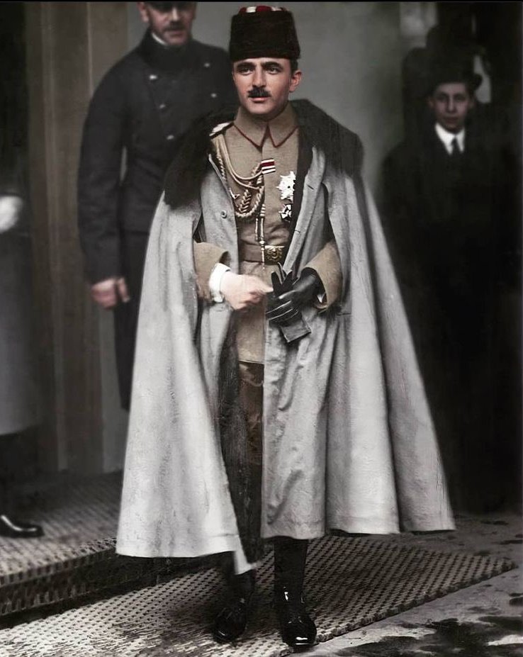 DailyTurkst's tweet photo. Sen yiğitler yiğidi Enver Paşam
Ağlatıyorsun ölürken dirileri
Ruhun uçar iken Tanrı Dağı'na
Kanın damlar iken şanlı toprağa
Şehit Enver, yiğitler yiğidi Enver
Vardın mı Kürşad'la ulu uçmağa. https://t.co/kdISFjirS2