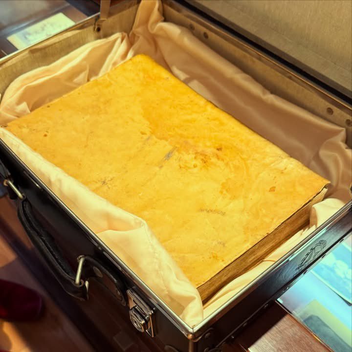 GreatTogo's tweet photo. 別府の地獄といえば、温泉じゃなくゲンシシャ。昔の教え子ウチダリナの作品も。釣崎清隆写真は初期から見てるので、エンバーミングの「オロスコ」の名前覚えてた。そういうコトばかり忘れないで死んでいくんだと。岡本太郎の外壁があったり、セットの様な家があったり、また来ないといけないナ。 https://t.co/VnBTk8ee02