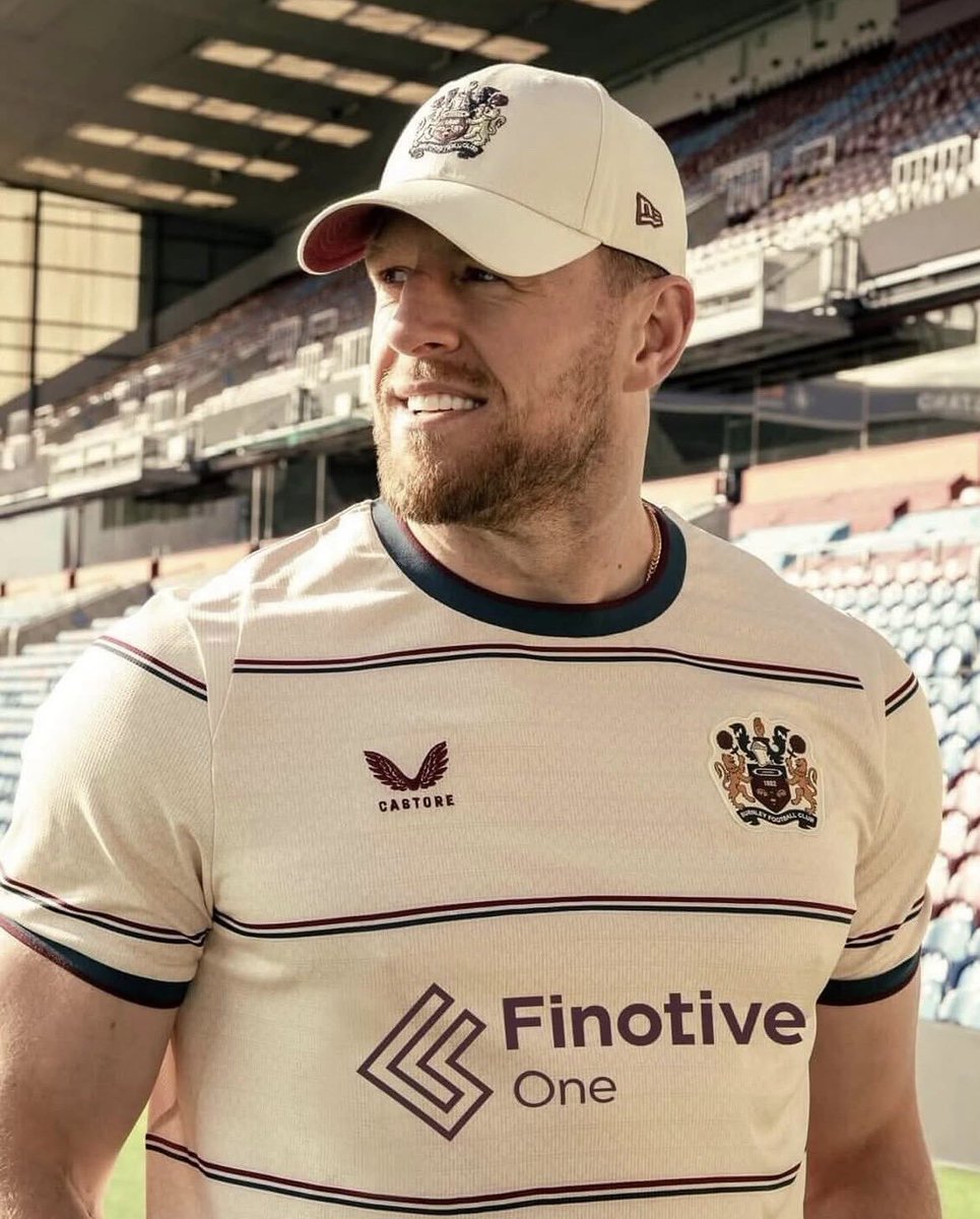 AscensoInglesok's tweet photo. LOCURA 😍 Castore y Burnley presentan el away kit para esta temporada con el icónico escudo que se usó a fines de los 80s con el color crema. Una decisión que va en contra de la triste modernidad del minimalismo. Que aparezcan más casos como este https://t.co/9QGY9Rsmqo