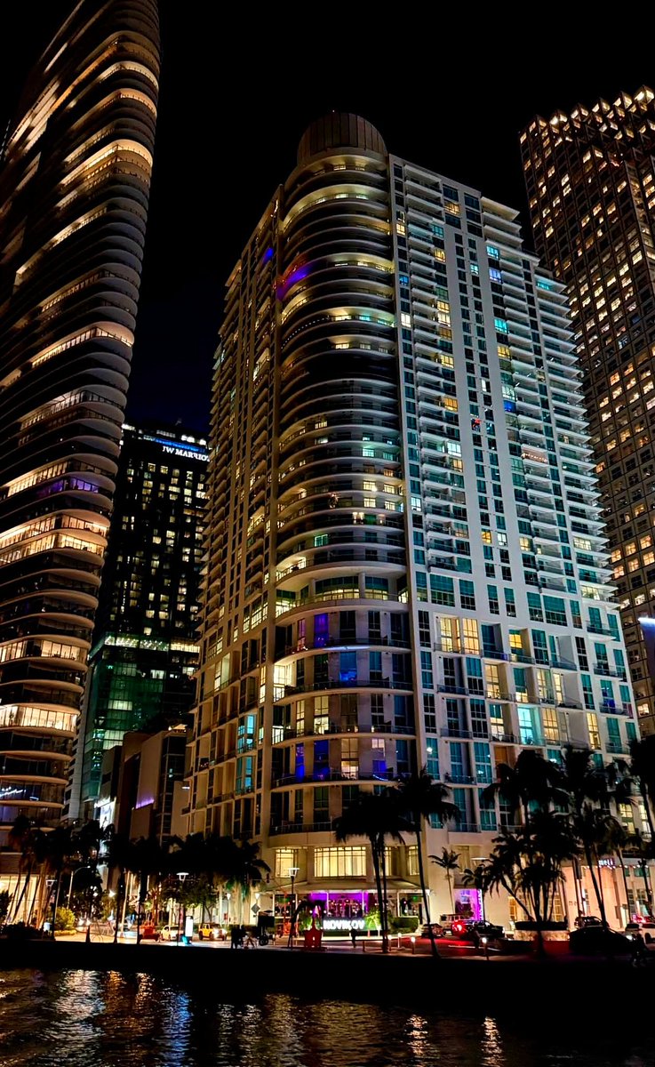 realmagine's tweet photo. Brickell at night 🌃🌆✨

Miami, Florida 🇺🇸

#Brickell #Miami #Imagine https://t.co/j6Ci6fxI1V
