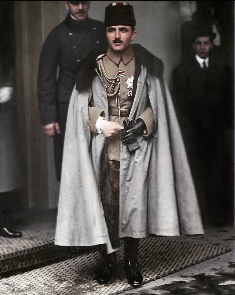 resittontus's tweet photo. Ölümsüzlük Bu Olsa Gerek; Dalga Dalga, Hasret Hasret Enver’i Büyütmek…

Şehadetinin Yıl Dönümünde Enver Paşa’yı Rahmet, Saygı Ve Dua İle Yâd Ediyorum. https://t.co/11JakwuXo4