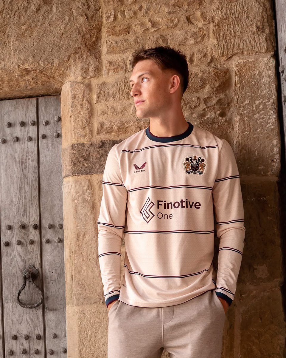 AscensoInglesok's tweet photo. LOCURA 😍 Castore y Burnley presentan el away kit para esta temporada con el icónico escudo que se usó a fines de los 80s con el color crema. Una decisión que va en contra de la triste modernidad del minimalismo. Que aparezcan más casos como este https://t.co/9QGY9Rsmqo