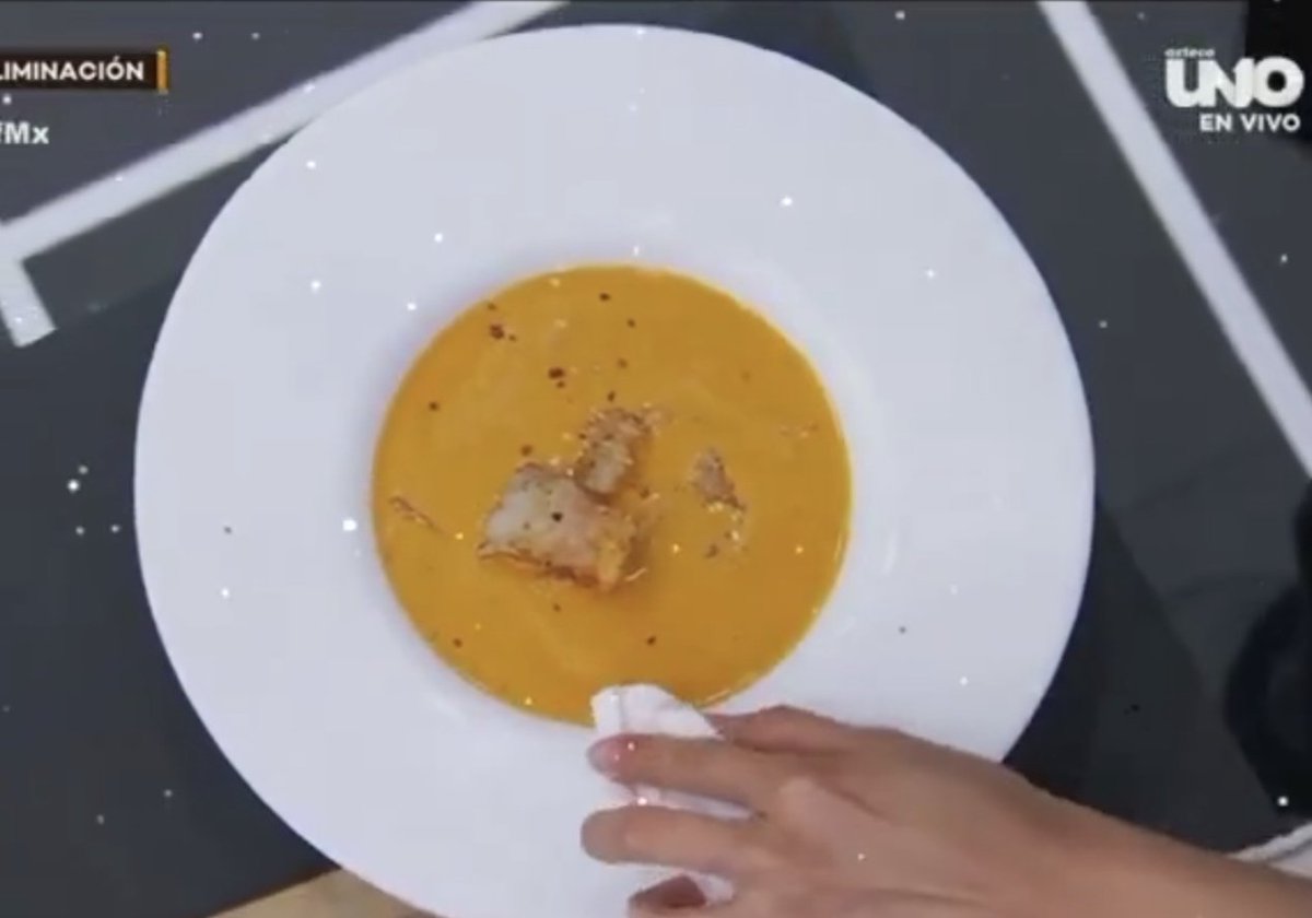 zam8717's tweet photo. #MasterChefMx eras el único reality sobre el que tenía fe pero ver qué #Michelle limpio después de tiempo, #Daniela le dieran ingredientes la producción estás perdiendo credibilidad, de hecho los #TresJueces su cara de inconformidad lo dijo todo #Fraude #RegresenAJazmin https://t.co/ktmri2gNAP