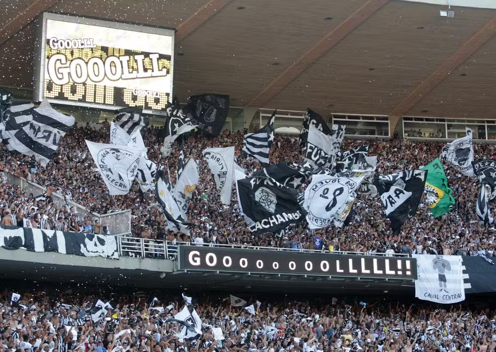 MuseuBFR's tweet photo. POV:
É 2010 e você está vivenciando um gol do GLORIOSO no velho Maracanã.

Que estética, senhores... 🤌🔥 https://t.co/5qJQTAfIkT