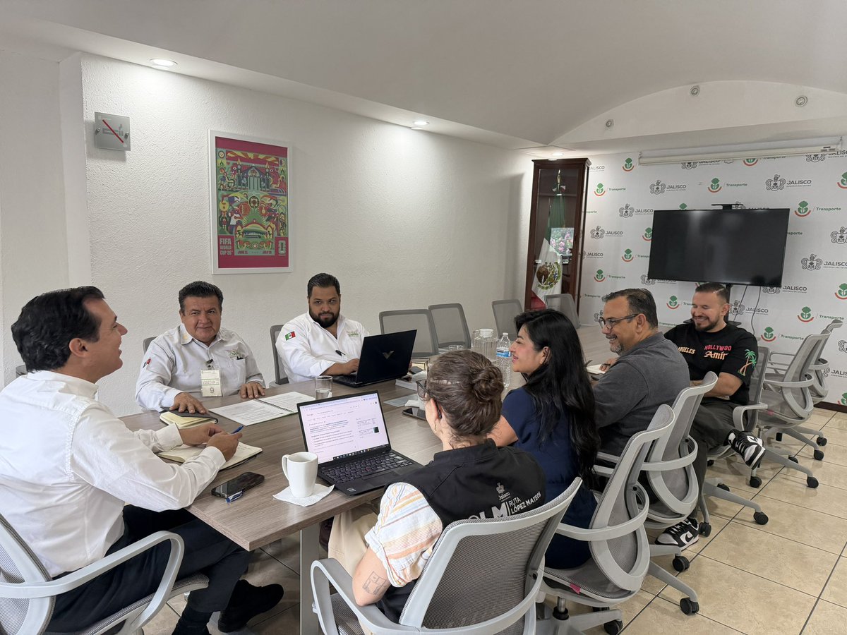 SecDiegoMonraz's tweet photo. Junto con los representantes de @conatramjalisco avanzamos en la agenda del transporte de carga en Jalisco https://t.co/Ae2i9gL44j