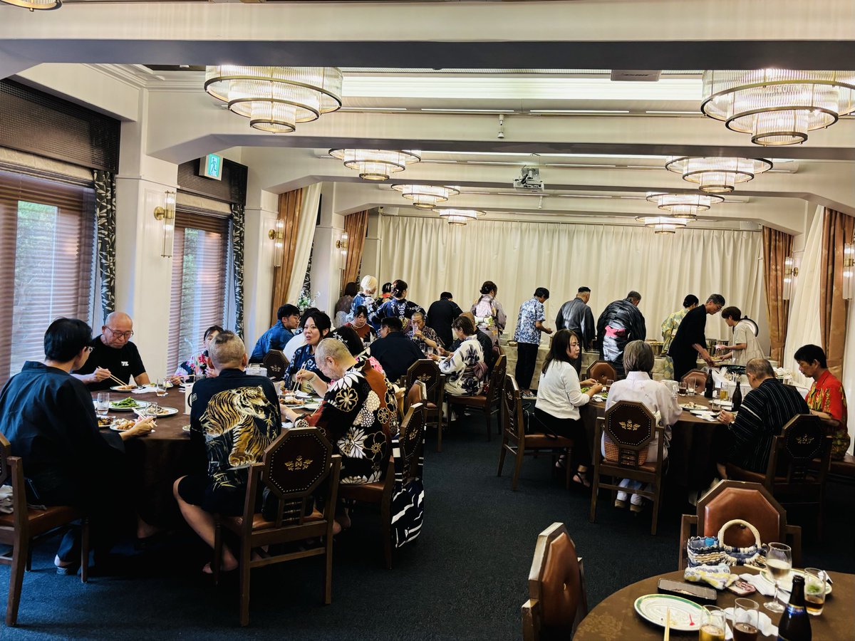 dora400cla38543's tweet photo. TTL納涼交流会へ行ってきた😆
②会場で食事
食事はビュッフェスタイルですが、
取りに行く順番を決めるじゃんけんが
盛り上がりました😆
まちぞーのいたテーブルAは
食事、デザートともに2番目でしたので
何の暴動もなく🙄取りに行けました😅
#TTL https://t.co/nk2WahRyQB