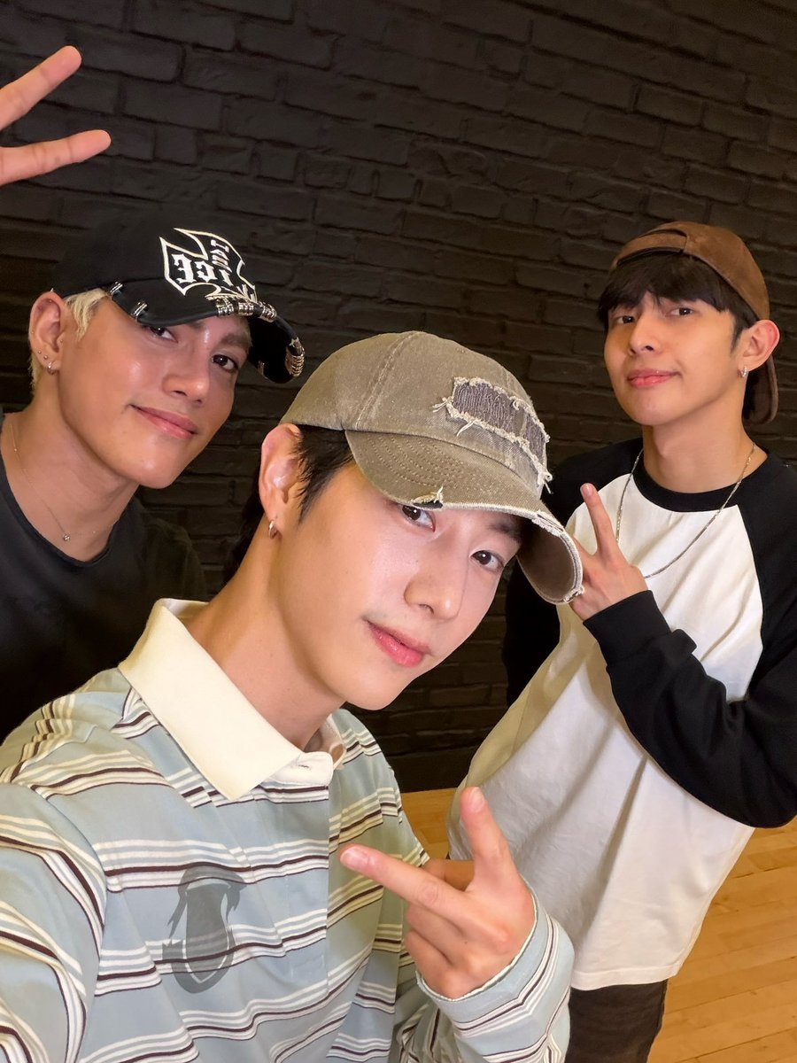 AmiMarkTuan's tweet photo. 🫠🫠​Wow... MARKTUAN​  X​  JAHSTELL so​ Hot​🔥🔥​

#ALONE #MarkTuan #段宜恩 #SB19 #SB19_STELL #SB19_JUSTIN 
@marktuan @DNAmngmnt https://t.co/pIBXG6KkRe