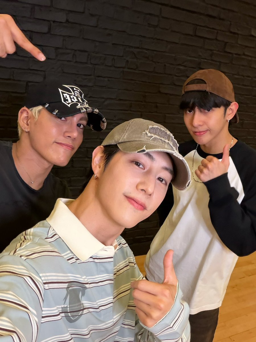 AmiMarkTuan's tweet photo. 🫠🫠​Wow... MARKTUAN​  X​  JAHSTELL so​ Hot​🔥🔥​

#ALONE #MarkTuan #段宜恩 #SB19 #SB19_STELL #SB19_JUSTIN 
@marktuan @DNAmngmnt https://t.co/pIBXG6KkRe