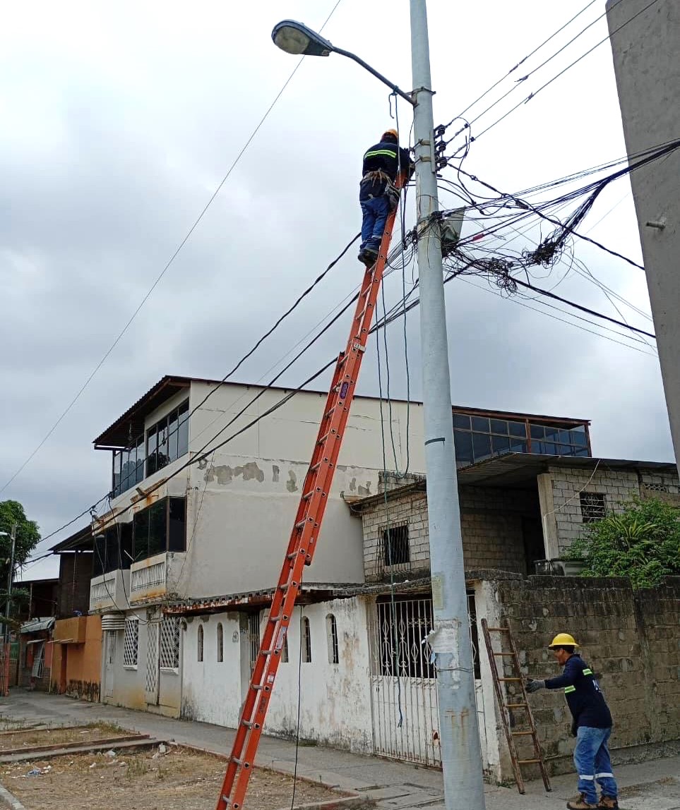 CNEL_EP's tweet photo. ✅ GUAYAQUIL

En el sector Proletarios Sin Tierra, en el Guasmo, técnicos de #CNELEP realizaron la inspección de la red de alumbrado público y reemplazaron 20 luminarias que se encontraban fuera de servicio.

Estos trabajos fortalecen la iluminación del sector y reafirman el compromiso de la Corporación con la prestación de un suministro eficiente y de calidad.