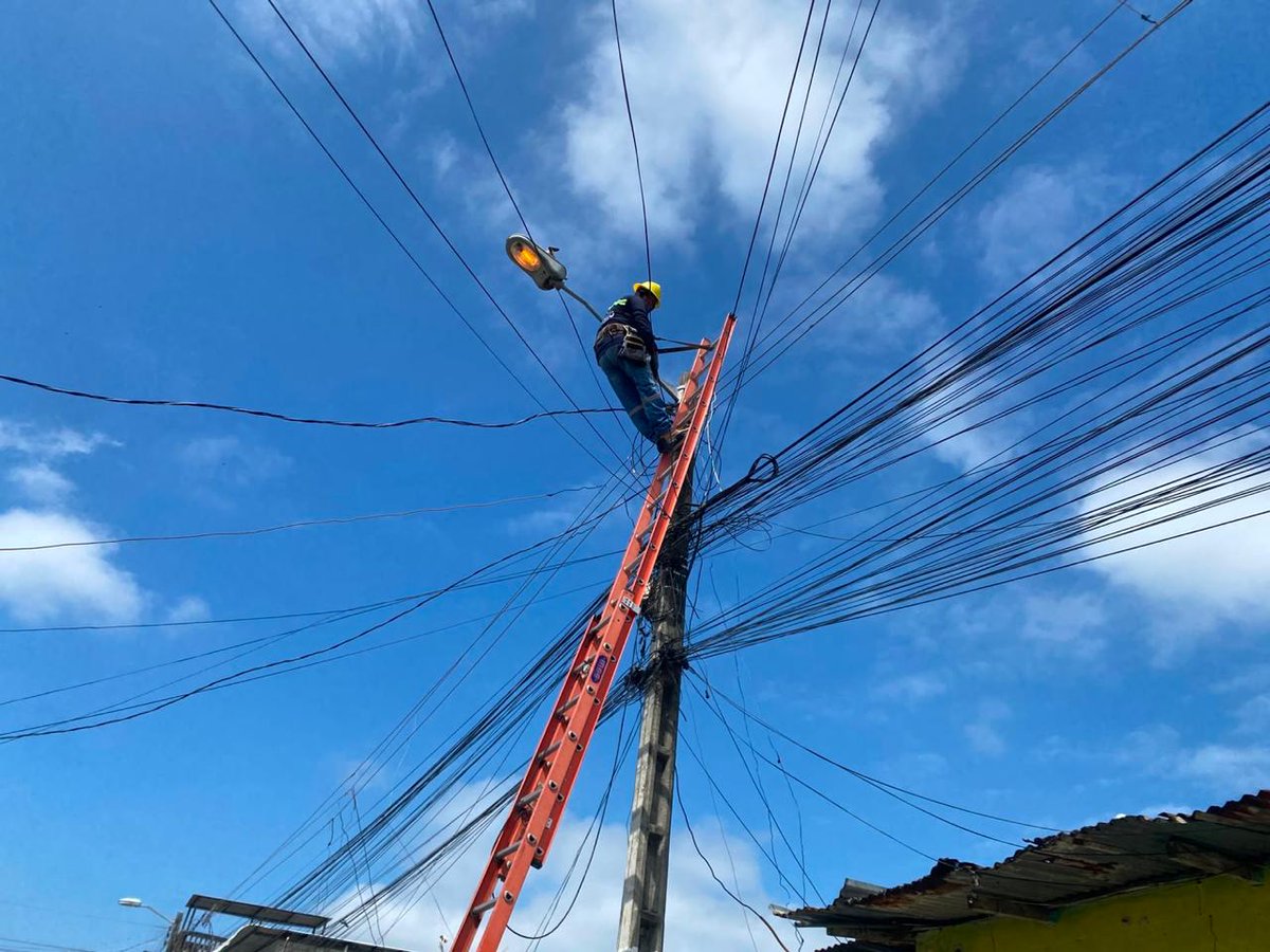CNEL_EP's tweet photo. ✅ GUAYAQUIL

En el sector Proletarios Sin Tierra, en el Guasmo, técnicos de #CNELEP realizaron la inspección de la red de alumbrado público y reemplazaron 20 luminarias que se encontraban fuera de servicio.

Estos trabajos fortalecen la iluminación del sector y reafirman el compromiso de la Corporación con la prestación de un suministro eficiente y de calidad.