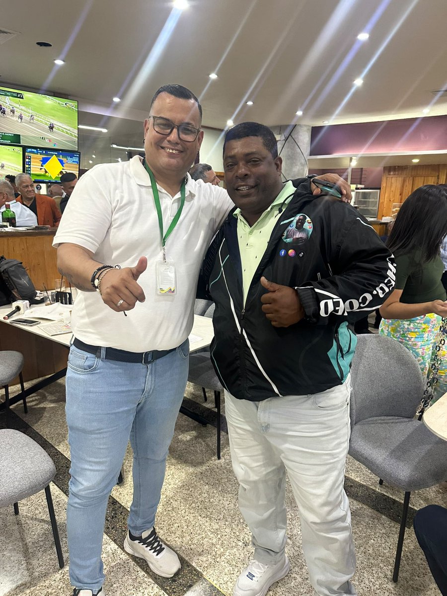 PIRELAESPINA's tweet photo. Con el Gran Cheo Comedia! https://t.co/xBARsf6a7o