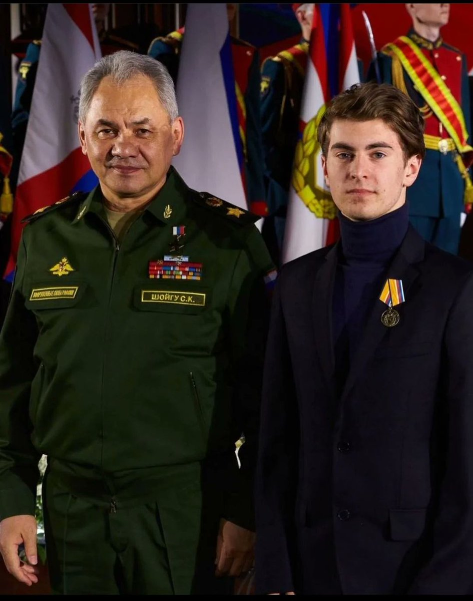 fs_gossips's tweet photo. Mark Kondratiuk got a neutral status? @ISU seriously? 

(photo on the right: with Sergei Shoigu, minister of defense and general of the army)

#iceskate #iceskating #フィギュアスケート #figureskate #figureskating https://t.co/CyYLhCvqjx