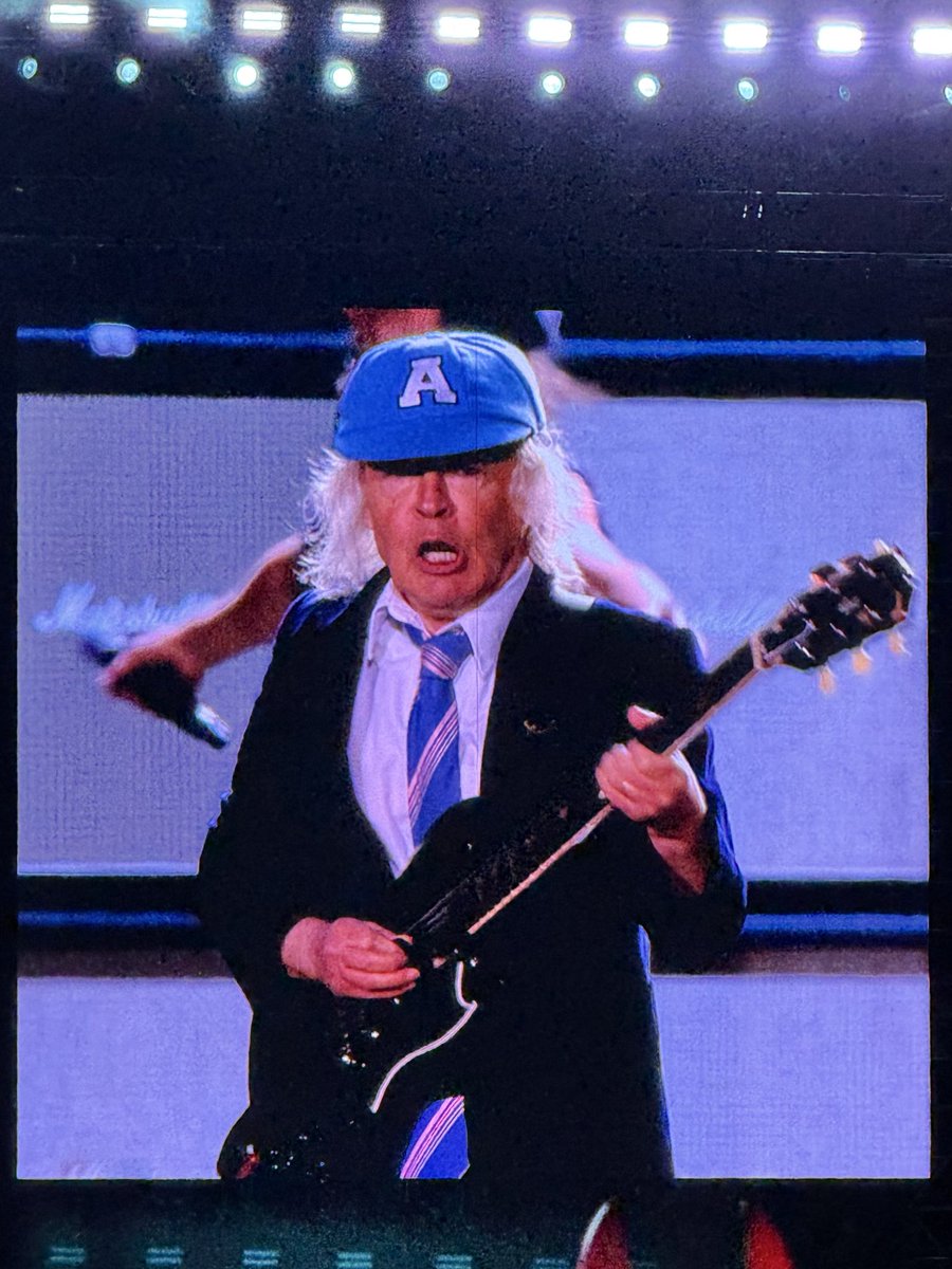 ChiefMtlOfficer's tweet photo. @2I000mg 最初は上着も着てました😁 https://t.co/YWBPOJ6Ciz