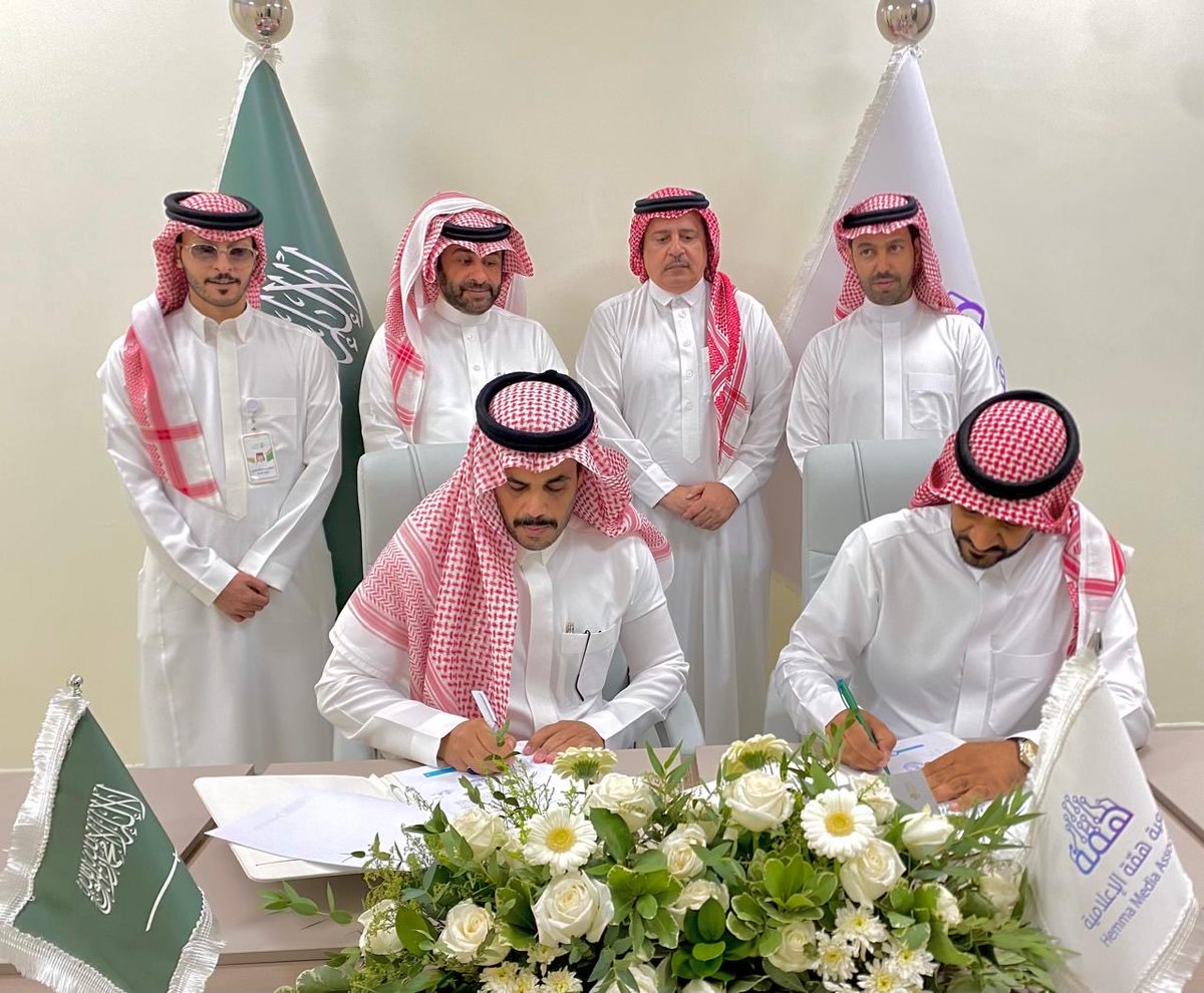 hemma_media's tweet photo. جمعية هِمّة الإعلامية وجمعية أرزاق لحفظ النعمة توقعان شراكة استراتيجية لتعزيز المسؤولية المجتمعية

عادل الزهراني : الطائف 

وقعت جمعية هِمّة الإعلامية اتفاقية تعاون استراتيجية مع جمعية أرزاق لحفظ النعمة بهدف تعزيز التعاون في المجالات الإعلامية والمجتمعية وإبراز جهود حفظ النعمة ونشر ثقافة المسؤولية الاجتماعية.
وتهدف الاتفاقية إلى تفعيل الشراكة بين الجانبين من خلال التوعية وتبادل الخبرات المهنية ودعم الفعاليات والمناسبات المشتركة بما يسهم في تحقيق أهداف الجمعيتين وتعزيز أثرهما في خدمة المجتمع.
ومثل جمعية هِمّة الإعلامية في توقيع الاتفاقية رئيس قسم العلاقات العامة والشراكات الأستاذ فهد الجعيد فيما وقع الاتفاقية عن جمعية أرزاق لحفظ النعمة الأستاذ سلمان الشلوي مدير وحدة التطوع نيابة عن رئيس مجلس الإدارة الأستاذ سلمان بن عبدالحميد آل علي مؤكدين أن هذه الشراكة تمثل خطوة مهمة نحو تنفيذ مبادرات إعلامية ومجتمعية تسهم في خدمة القطاع غير الربحي وتعزيز التكامل بين الجهات.
@ARZAQorg 
@media_ksa 
@ncnp_sa 
#جمعيه_هِمّة_الإعلامية 
#الطائف