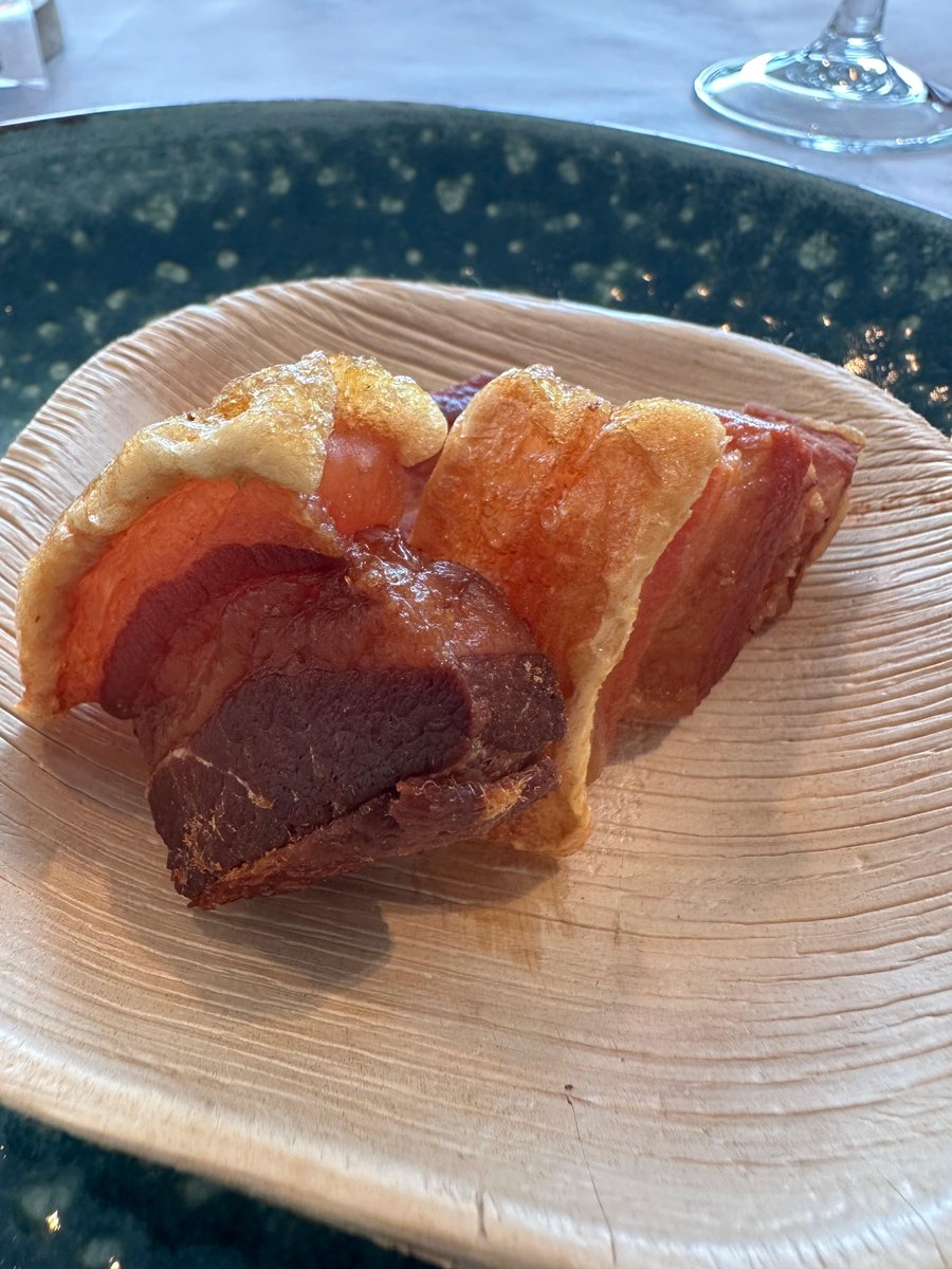 kiroleros's tweet photo. ¿Qué tal fue el fin de curso?
Pues ESPECTACULAR!!!
COMIDA de lujo (con torrezno de entrante) y brindis con unos cuantos oyentes. 🥰📻
Y la 5a edición del torneo de mus que ganaron #Ruth y #Ricardo (q fueron los que ganaron a los Kiroleros en la primera ronda 😙)
#FinDeCurso https://t.co/6pPB85nzNG