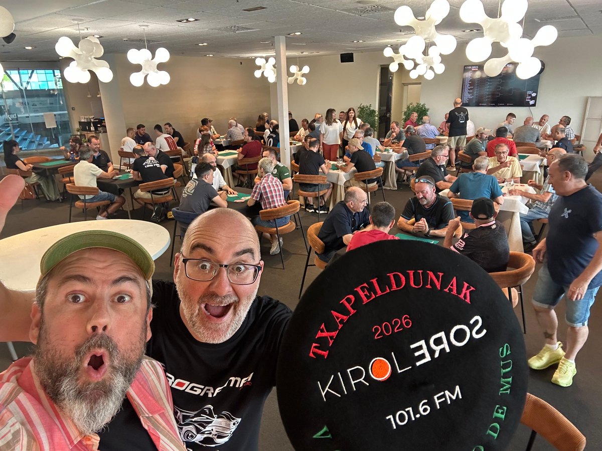kiroleros's tweet photo. ¿Qué tal fue el fin de curso?
Pues ESPECTACULAR!!!
COMIDA de lujo (con torrezno de entrante) y brindis con unos cuantos oyentes. 🥰📻
Y la 5a edición del torneo de mus que ganaron #Ruth y #Ricardo (q fueron los que ganaron a los Kiroleros en la primera ronda 😙)
#FinDeCurso https://t.co/6pPB85nzNG