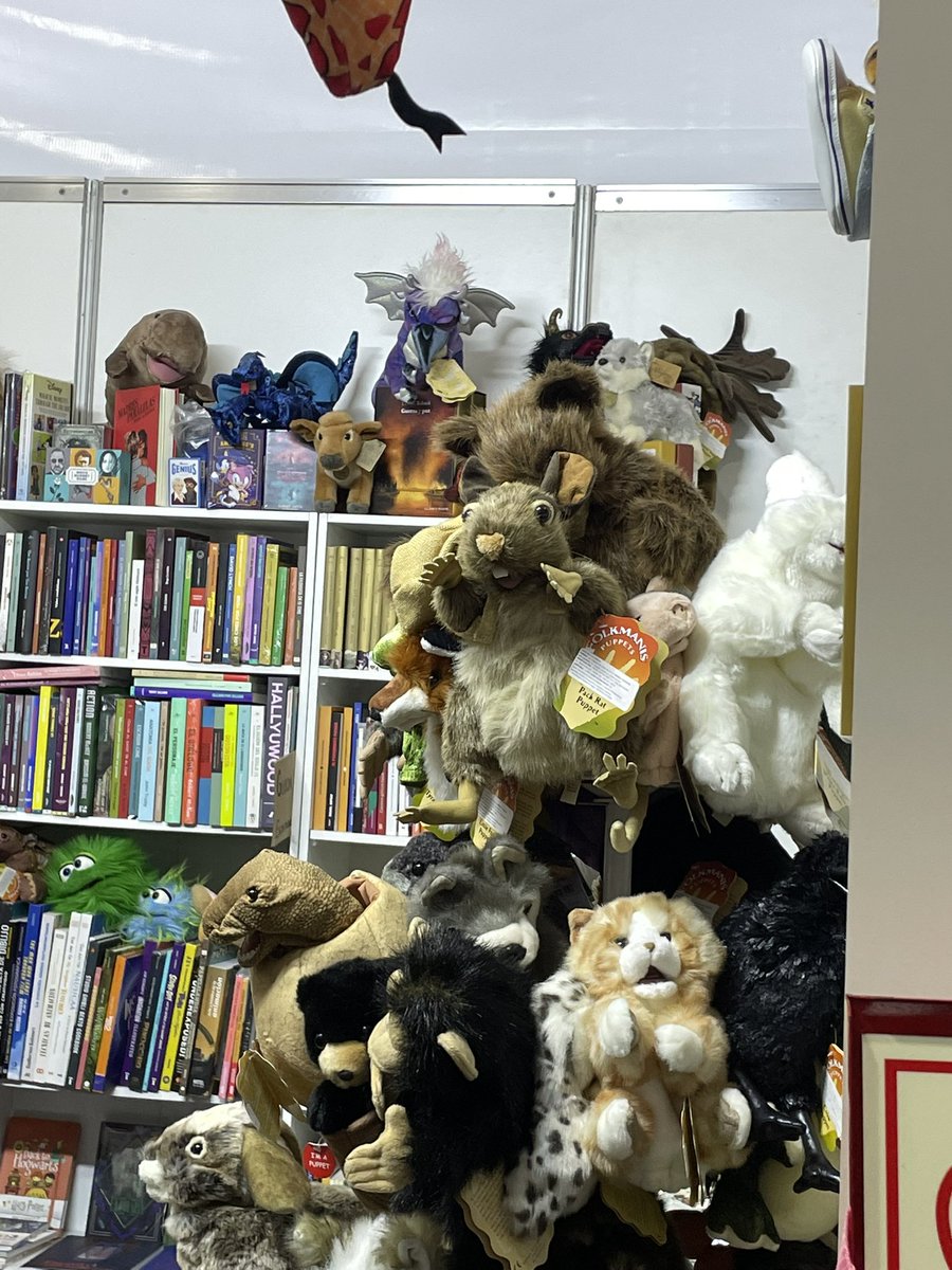 user31029575's tweet photo. chat me quedé media hora jugando con un kaleidoscopio en este stand y tmb por las marionetas en específico la de ardilla https://t.co/pQE4cpwkmp