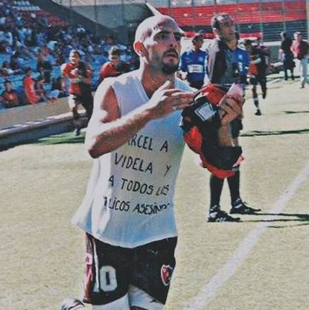 tomasmontev's tweet photo. Siguiendo la doctrina de Pullaro y Unidos este día a Kurt Lutman se lo deberían haber llevado de la cancha. 
Bah depende si ese en ese momento estaban en contra o favor de la dictadura, no se para dónde habrá soplado el viento y a quién le podrían deber un favor. https://t.co/ZMjZm6LyAR