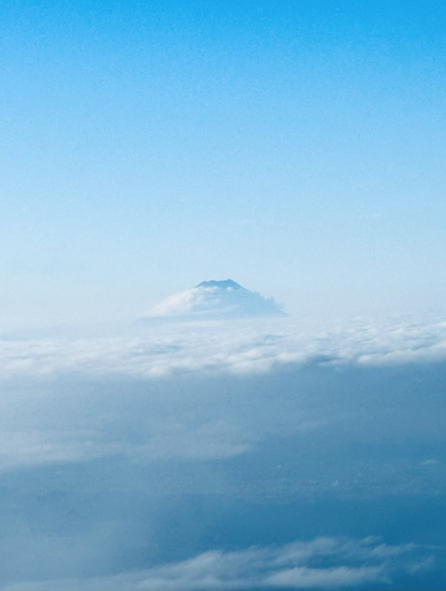 akadake2899m's tweet photo. 雲を纏った富士山 https://t.co/gzKZARsWiL