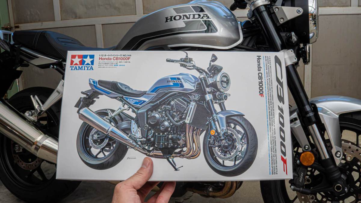 NippperCom's tweet photo. 最新バイク模型を組んでいる最中に、そのモチーフである実機をレンタルしてきて乗り回して来たのだ。

【ルポ】Hondaの最新バイクとタミヤの最新バイク模型を存分に楽しむ贅沢／タミヤ 1:12 CB1000F https://t.co/sB0EfeUy5Z @NippperComより https://t.co/PhrP8fIeFq