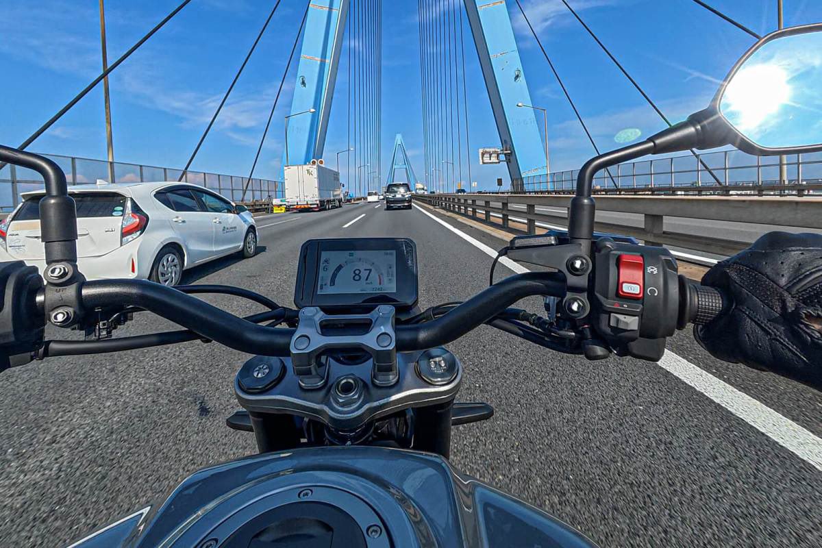 NippperCom's tweet photo. 最新バイク模型を組んでいる最中に、そのモチーフである実機をレンタルしてきて乗り回して来たのだ。

【ルポ】Hondaの最新バイクとタミヤの最新バイク模型を存分に楽しむ贅沢／タミヤ 1:12 CB1000F https://t.co/sB0EfeUy5Z @NippperComより https://t.co/PhrP8fIeFq