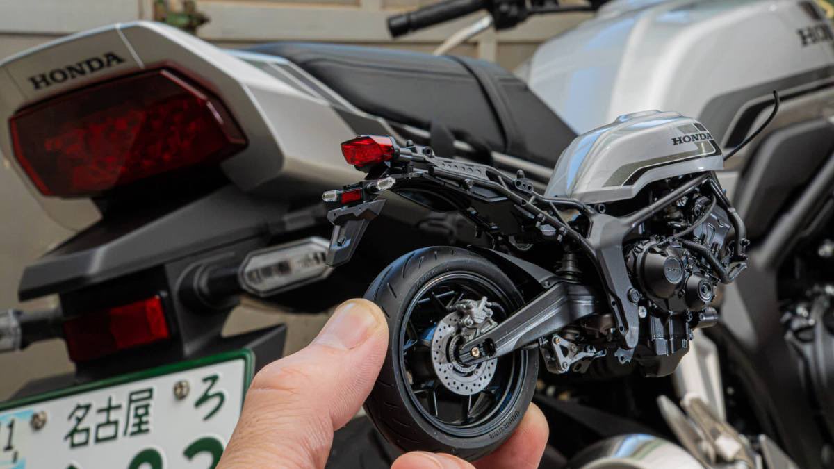 NippperCom's tweet photo. 最新バイク模型を組んでいる最中に、そのモチーフである実機をレンタルしてきて乗り回して来たのだ。

【ルポ】Hondaの最新バイクとタミヤの最新バイク模型を存分に楽しむ贅沢／タミヤ 1:12 CB1000F https://t.co/sB0EfeUy5Z @NippperComより https://t.co/PhrP8fIeFq