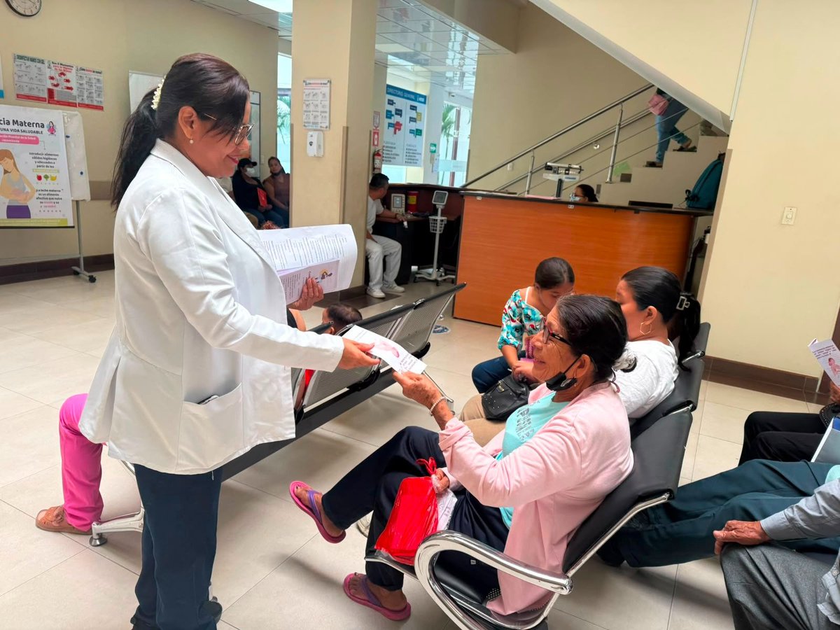 IESS_Manabi's tweet photo. #IESSteCuida | El Centro de Salud C Materno Infantil de Bahía de Caráquez fortaleció los conocimientos de usuarios y servidores sobre los beneficios de la lactancia materna 🍼 y los cuidados de la madre durante el postparto y la lactancia. 🤱 https://t.co/prZN5DRYBM
