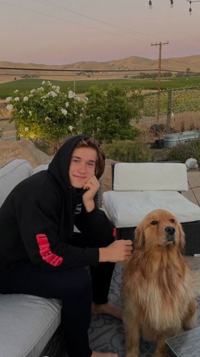 jwangg7's tweet photo. vai @BuzzFeed, se aproveite que o hockey tá em alta e coloque will smith (hockey) e macklin celebrini na sua puppy interview!!! eles vão responder as perguntas? provavelmente não, mas vai ser lindo!! https://t.co/NiGa4PC645