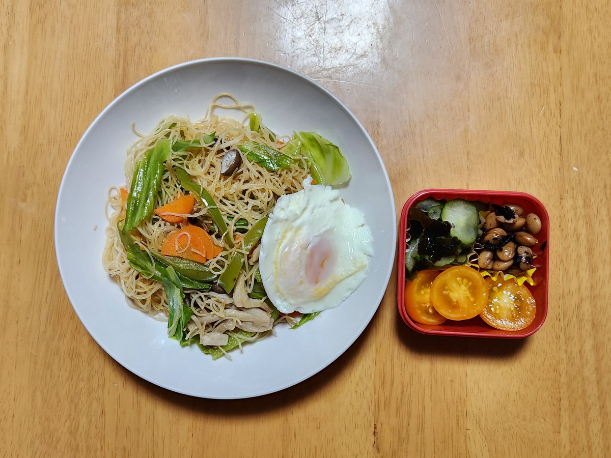 ChanLovebird's tweet photo. 今日のお弁当とお味噌汁

今日も暑くなりそう
仕事中、首からタオルは必須
全身汗だく

あ。パピコとコラボ？！
おぱんちゅ
んぽちゃむ
きみまろ https://t.co/ZEIrhs97bH