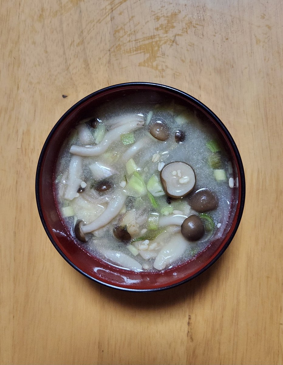 ChanLovebird's tweet photo. 今日のお弁当とお味噌汁

今日も暑くなりそう
仕事中、首からタオルは必須
全身汗だく

あ。パピコとコラボ？！
おぱんちゅ
んぽちゃむ
きみまろ https://t.co/ZEIrhs97bH