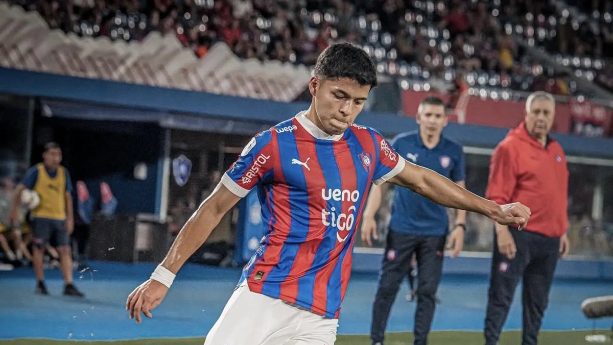 MeGustaMasAAAJ's tweet photo. #AAAJ [EXCLUSIVO] 🎙 Cristian Malaspina confirmó la llegada de Alan Nuñez, lateral derecho paraguayo de 21 años procedente de Cerro Porteño. Llegaría cedido hasta el 31 de diciembre de 2027 con cargo y opción de compra por el 80%.

Reviví la nota 👇🏻
https://t.co/6jtoFf7xHS https://t.co/LibzN1hvKf