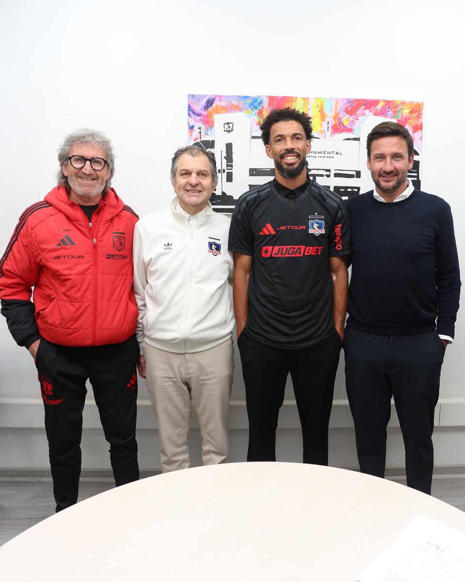 ColoColo's tweet photo. ¡Vozinha ya es del Cacique! ✍🏻⚪️⚫️ 

Junto a nuestro presidente, Aníbal Mosa, Vozinha firmó su contrato y se convirtió oficialmente en nuevo jugador de Colo-Colo. 🤟🏻🤍🖤

¡Bienvenido a la familia colocolina! ⚽️

----

Vozinha is now a Cacique player! ✍🏻⚪️⚫️

Alongside our president, Aníbal Mosa, Vozinha signed his contract and officially became a new Colo-Colo player 🤟🏻🤍🖤 

Welcome to the Colo-Colo family! ⚽️

---

A Vozinha já é do Cacique! ✍🏻⚪️⚫️ 

Ao lado do nosso presidente, Aníbal Mosa, Vozinha assinou o seu contrato e tornou-se oficialmente o novo jogador do Colo-Colo 🤟🏻🤍🖤 

Bem-vindo à família da colocolina! ⚽️