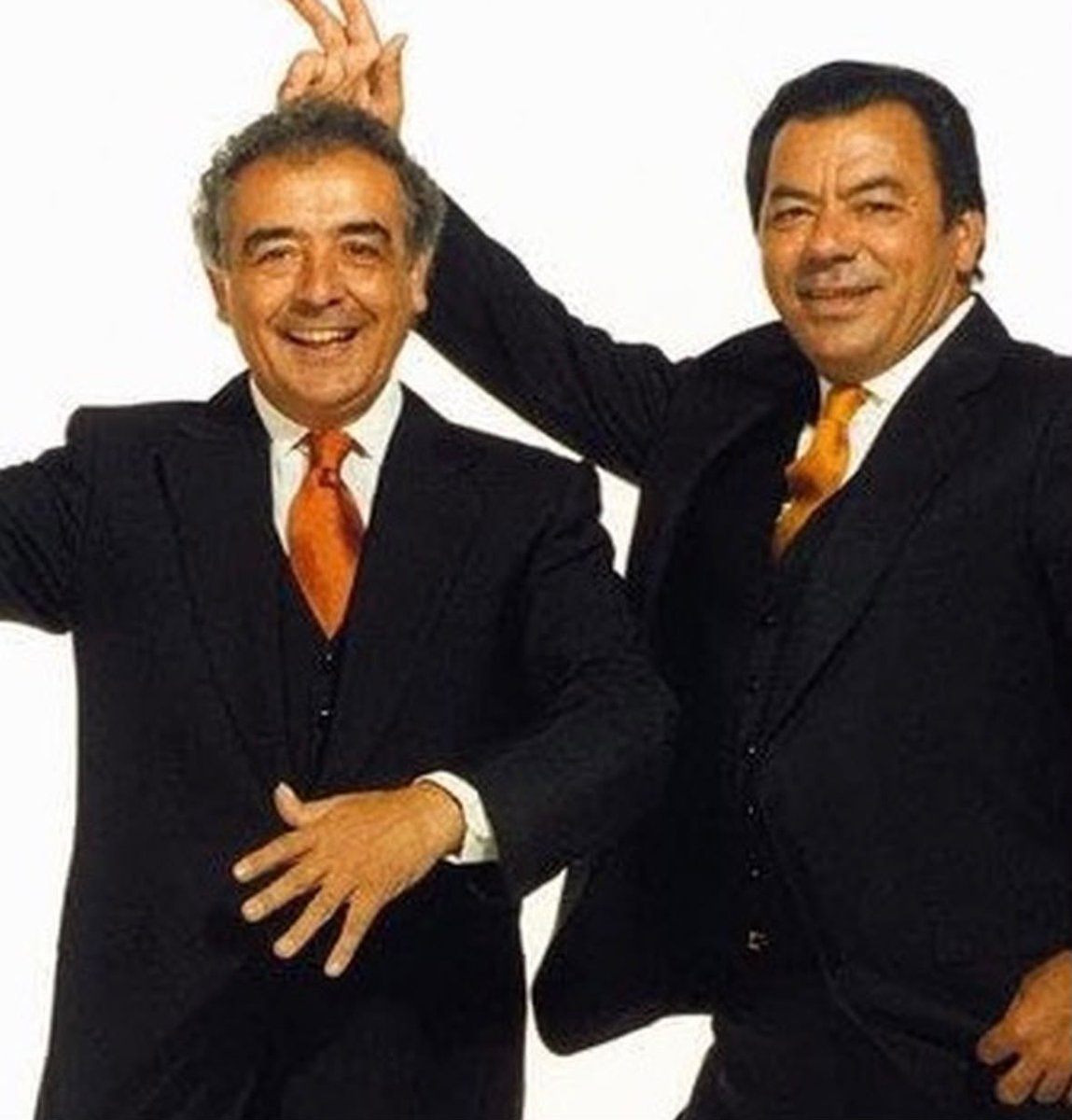 latinpopbr's tweet photo. há 30 anos, macarena chegava ao topo da billboard e começava um reinado de 14 semanas.

você pode até dizer que esqueceu a coreografia. o braço levantando sozinho discorda 💃 https://t.co/Vb3sjp4Ydy