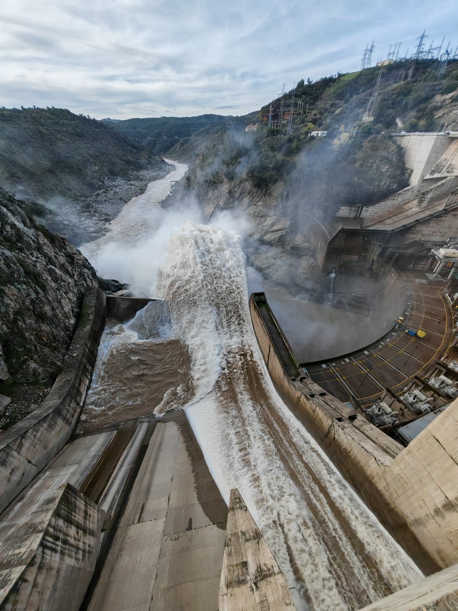 Pau_chf's tweet photo. Apertura de compuerta en embalse Rapel, Litueche. 

#Rapel
#CentralRapel
#Hidroeléctrica
#LagoRapel https://t.co/s2l1f2NHMb