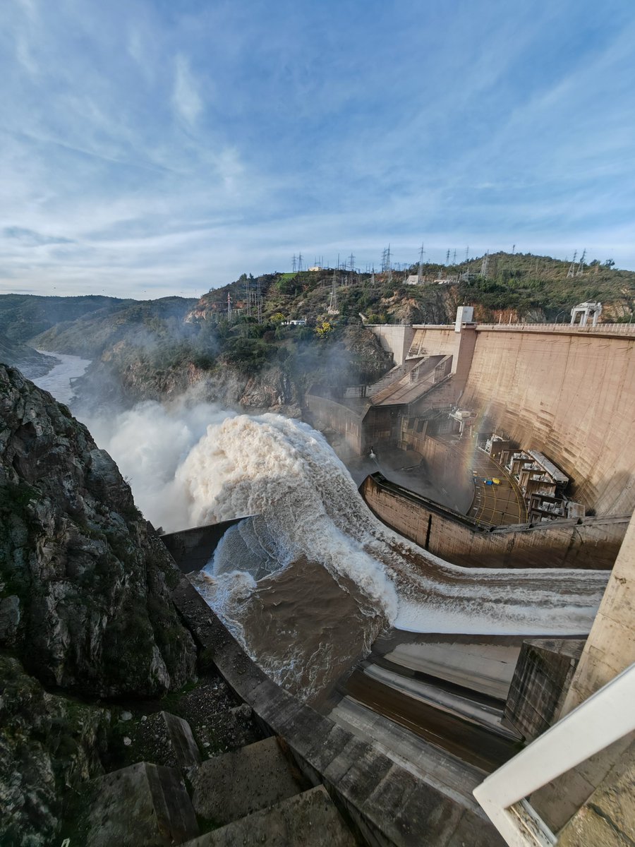 Pau_chf's tweet photo. Apertura de compuerta en embalse Rapel, Litueche. 

#Rapel
#CentralRapel
#Hidroeléctrica
#LagoRapel https://t.co/s2l1f2NHMb