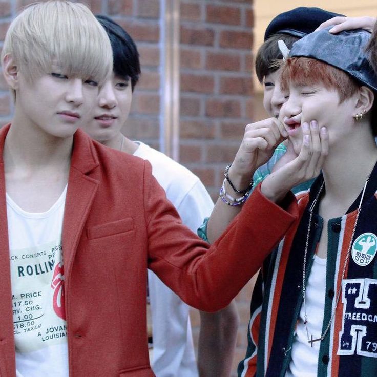 DaeguBubbles's tweet photo. Taegi trying SOOOO hard to figure out who has the cutest cheeks 💙❤️ Super cheeky https://t.co/i9YPEOlg84