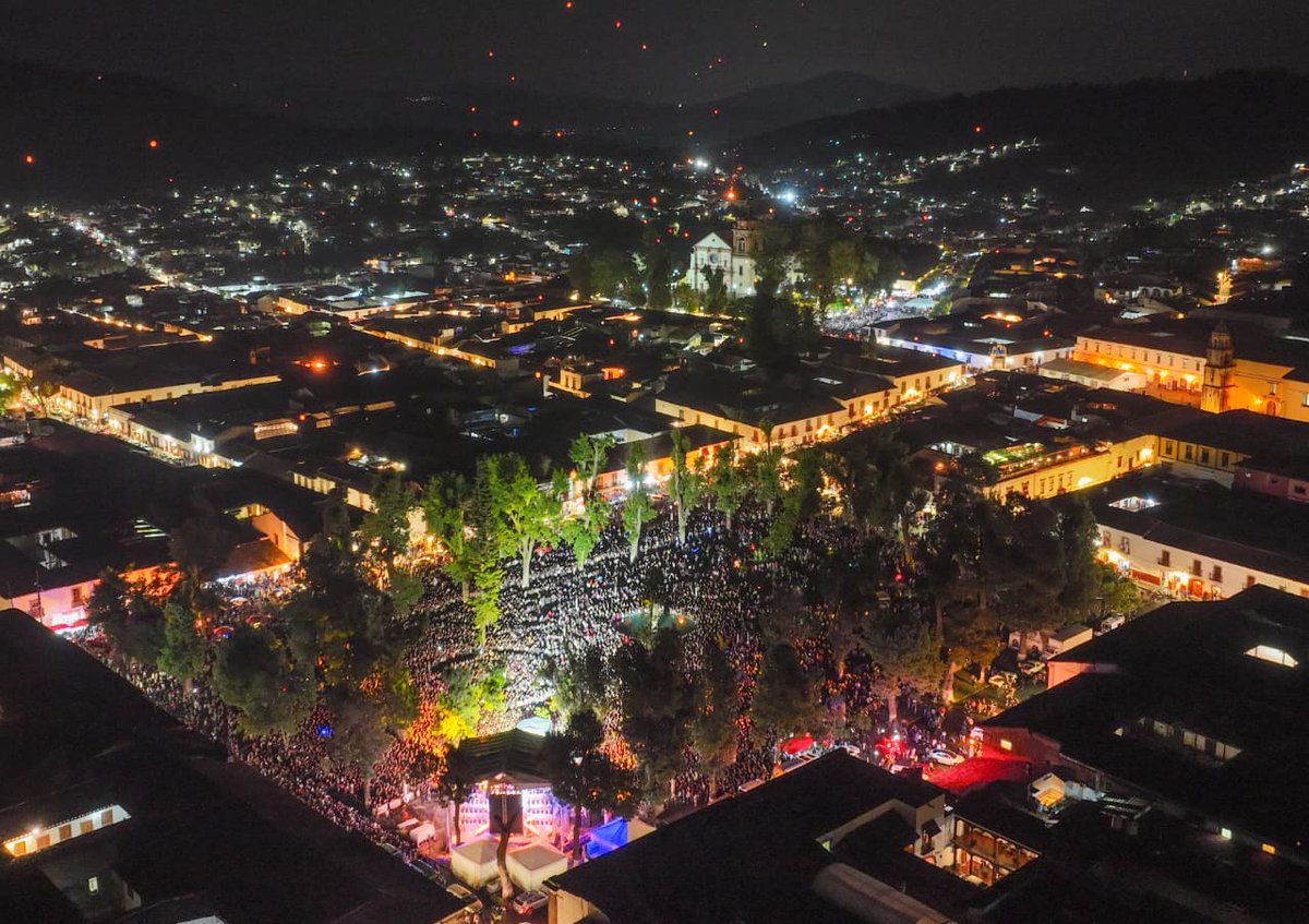 Portal_Mich's tweet photo. Vivió Pátzcuaro el Cantoya Fest más exitoso de su historia; hay saldo blanco: Julio Arreola https://t.co/dwS7O02T5p https://t.co/zGRSzEjWqL