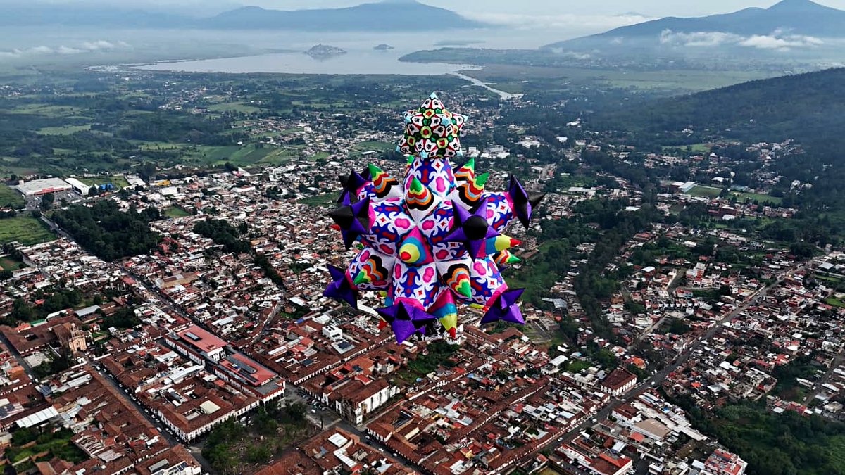 Portal_Mich's tweet photo. Vivió Pátzcuaro el Cantoya Fest más exitoso de su historia; hay saldo blanco: Julio Arreola https://t.co/dwS7O02T5p https://t.co/zGRSzEjWqL