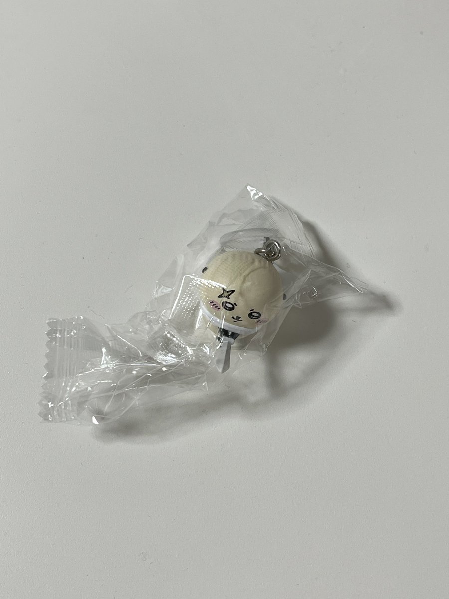 aakkii__2's tweet photo. ちいかわ　めじるし　映画特典
求：うさ��
譲：ラッコ(映画特典めじるし・エニマイくじぬいぐるみ)

郵送もしくは福岡市内交換可能
よろしくお願いします🙇

エニマイくじ
うさぎのレトロコップもしくは風鈴に交換してくださる方も募集しています🙇
(ちいかわの豆皿もお渡し可能です) https://t.co/rqinoBB7GJ