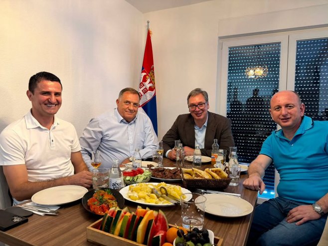 SNSDDodik's tweet photo. Српски народ је најјачи кад је јединствен и када постоји дијалог међу људима, институцијама и представницима народа.

Предсједник @MiloradDodik и предсједник Србије @avucic дочекали су предсједника ДНП Милана Кнежевића у кући дједа предсједника Вучића у Чипуљићу код Бугојна. https://t.co/mmJi2eubtu