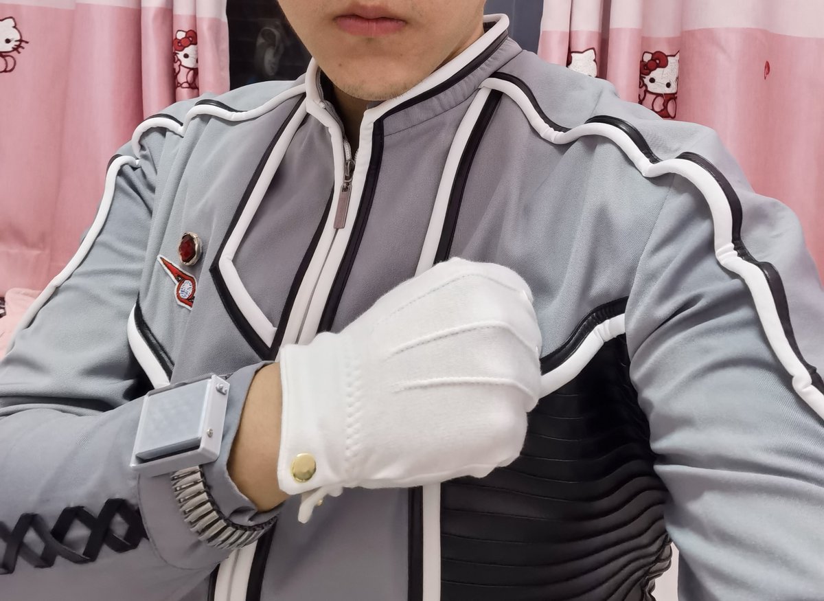 dfmrfzACE's tweet photo. 这种cosplay的队服，材质果然不能跟TV里那种紧身的材质比，

整体穿着的效果跟ov版的差不多，

服装的布料没有弹性，而且背后的布料留的太宽了

#奥特曼 #赛文 #cosplay #Ultraman #ウルトラマン  #ウルトラセブン https://t.co/NTVn1hb2yF