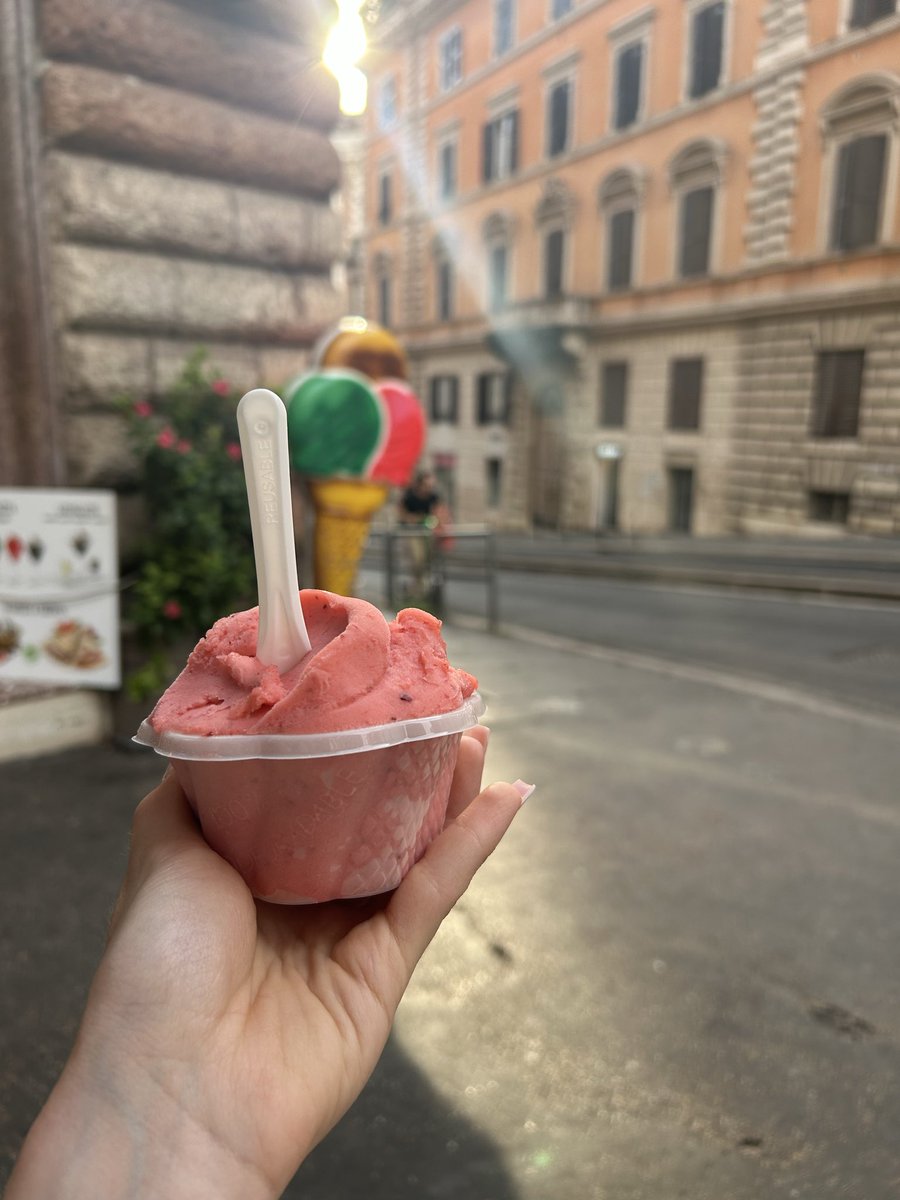 evelinef4e's tweet photo. how many calories would you guys estimate? it’s a two scoop strawberry sorbet from an italian gelato place ! https://t.co/A6y4FmxoYm