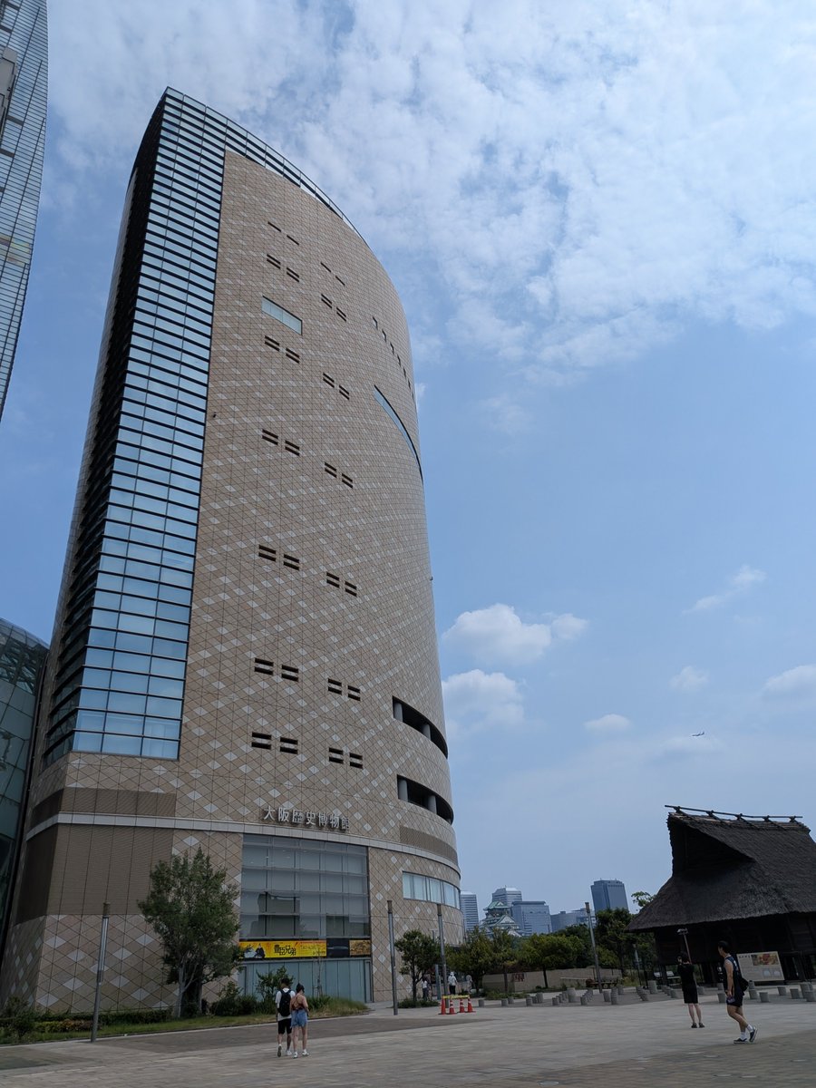 kuroneko3nya's tweet photo. #大阪歴史博物館 #常設展
ここ好きな所😻
展示方法·世界観が解り易く楽しい

学芸員は #高学歴オタク に違いない☝️
と思わせるディテールの細やかさ🤣

ex.
①難波宮 大極殿
②橋の下を潜る·青い床
 →舟で大阪を巡る設え🤔?
③前から👀分からない奥に
 おやっさん

愉しい造り込み
学び+避暑🥵にも👍 https://t.co/j5M9B0Uho9