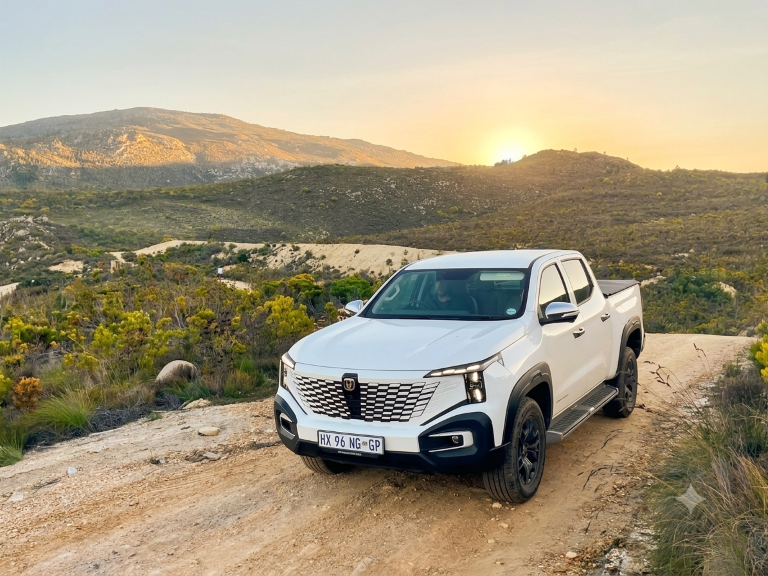AutoTraderSA's tweet photo. Interest in hybrid and electric cars is surging. Driven by affordable new arrivals and big fuel savings, more local drivers are making the switch than ever before. Do you currently own a hybrid or an EV, or are you considering buying one? https://t.co/GCY9SA61PM https://t.co/hjbANFXTD9