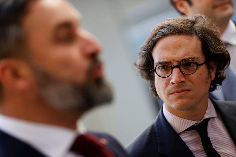 Rafael_Narbona's tweet photo. Abascal y Figaredo exigen al gobierno que contrate a gurkhas para cazar a los marroquíes que aún permanecen en Ceuta. Ambos aseguran que hay que limpiar la ciudad a cualquier precio.   

Cuando un periodista ha señalado que algunos menores marroquíes han cotizado más que Abascal, el líder de Vox ha respondido que él lleva toda la vida luchando por España y Figaredo, indignado, ha añadido que trabajar es una actividad de plebeyos, no de patriotas como Santi, MAR o Alberto Quirón, paladines cristianos dedicados a la lucha contra el moro felón e invasor.    

NARBONA TODAY 

Solo publicamos noticias rigurosamente falsas.