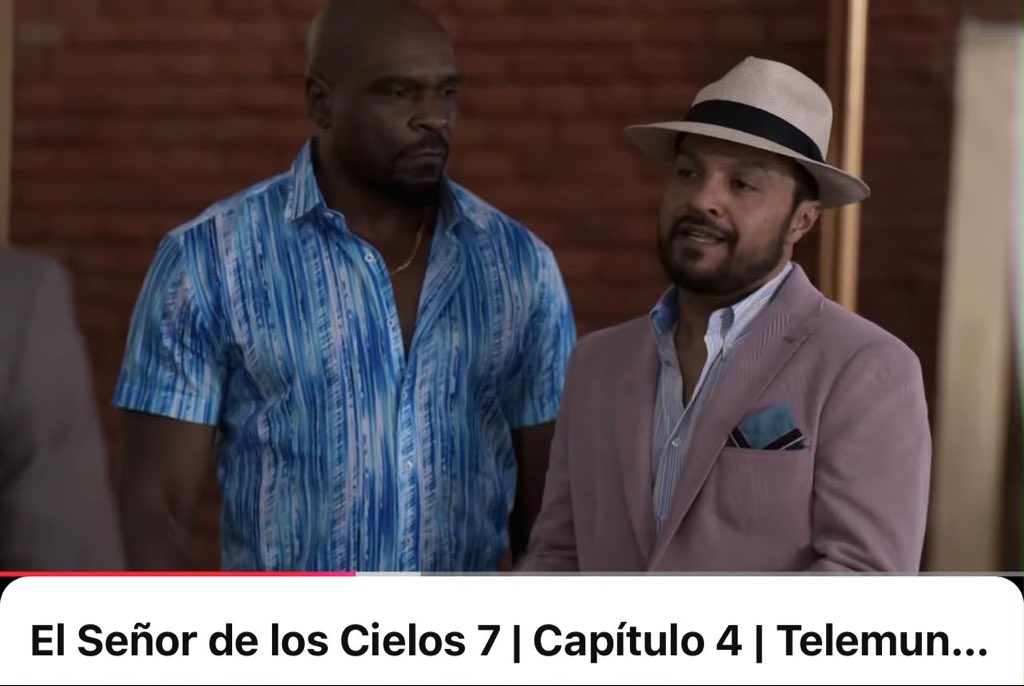 HELIODOPTERO's tweet photo. Acabo de recibir este interesante mensaje.
👇👇👇
Saludos cordiales:

Quienes hemos visto la serie El Señor de los Cielos, producida y transmitida por Telemundo, habremos notado que en la temporada 7 aparece un personaje llamado De La Estrella, un abogado colombiano con experiencia en sacar narcotraficantes de Colombia y México. Se caracteriza por su forma refinada de hablar, su acento costeño, por vestir ropa de diseñador muy ajustada al cuerpo, por no usar calcetines o medias, por su gusto por los sombreros y por su apariencia física, en la que destacan su barba bien arreglada y una frente un poco pronunciada.

Todas esas características me hicieron pensar y recalco que es solo una apreciación personal que ese personaje de ficción presuntamente guarda cierto parecido con una persona que se autodenomina “tigre” y que actualmente está muy de moda en mi país.

Si no me creen, los invito a ver El Señor de los Cielos, temporada 7. Desde el primer capítulo aparece el abogado de apellido De La Estrella, y cada quien podrá verificar por sí mismo si la percepción que comparto tiene algún fundamento o si, por el contrario, se trata únicamente de una coincidencia.

Adjunto:
Fotografía (captura de pantalla) que tomé de la serie para su verificación.

Cordialmente,

José Raúl Rodríguez Jiménez