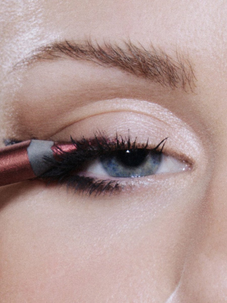 MACcosmetics's tweet photo. Line it. Smoke it. It’s your call.
@slayyyter wears new MAC Kajal Excess Longwear Smoky Eye Liner in Pitch and Decanted – available at @ultabeauty.

Slayyyter for MAC Cosmetics
MAC Global Creative Director: Nicola Formichetti @nicolaformichetti
MAC Global VP Creative: Tiff Chang @tiffachang
Social Photographer: Kevon Drelon @kevdre
Makeup Artist: Lilly Keys @lilly_keys
Styling: Hunter Clem @hunterclem_
Hair: Ricky Fraser @rickyfraserhair
Manicurist: Natalie Pavloski @nataliepnails

Shop MAC online and at Ulta Beauty now.
#MACKajal
https://t.co/0YEh2Ky0td