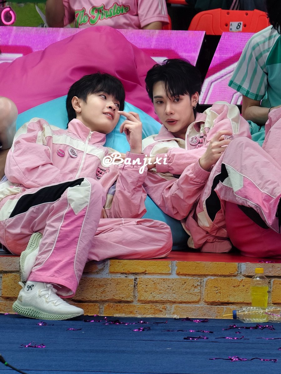 zcham_'s tweet photo. สิ่งที่ผมโฟกัส ถุงเท้าน่ารักจัดดดด😖😭💞🤟🏻

#waavetnp https://t.co/eVeQZfTtei