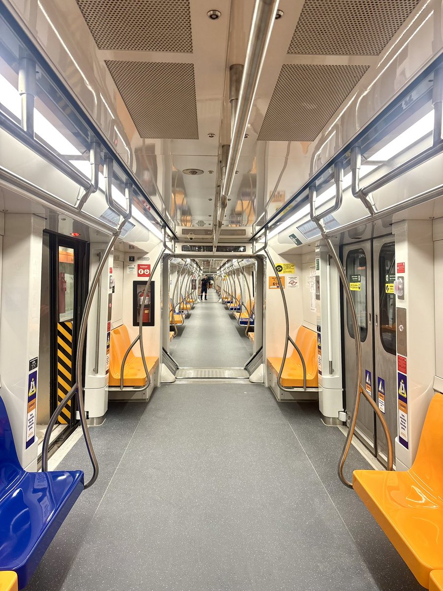 tsunamyseason's tweet photo. ainda sem acreditar que eu meio que tenho uma linha de metrô só pra mim na porta de casa https://t.co/khJJQJFcNH