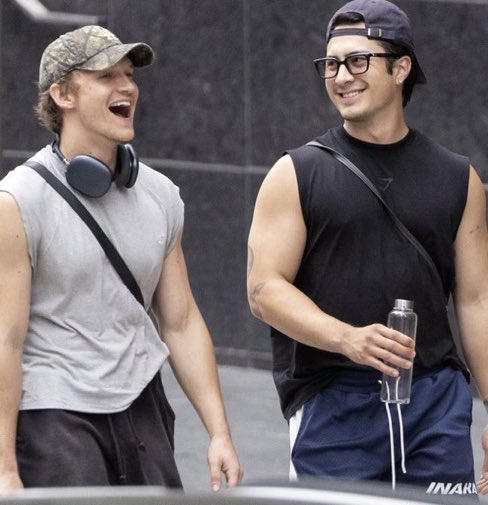 sickofangst_'s tweet photo. smiley boys i’m so 😭😭😭 https://t.co/kOi0sQNETM